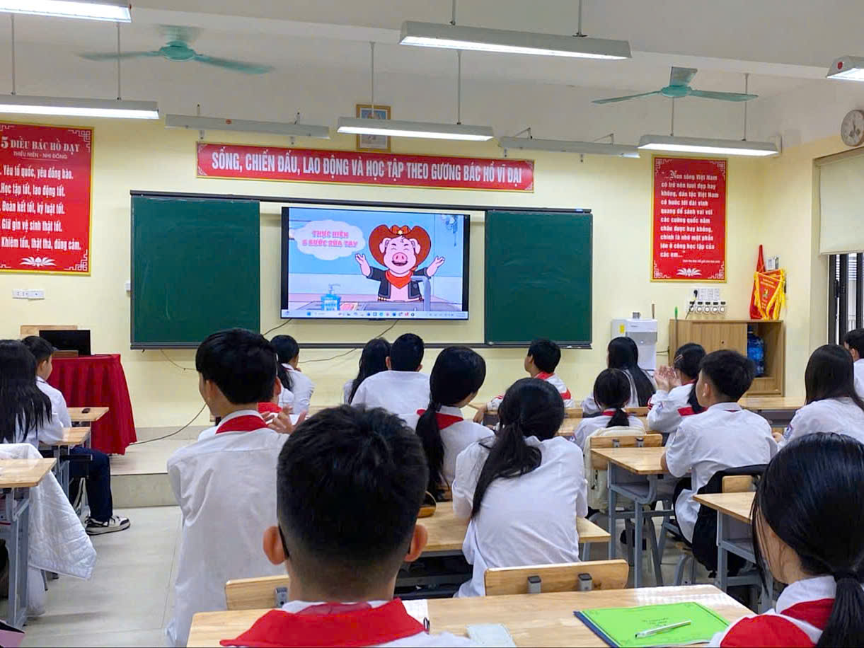 Liên đội THCS Hòa Lạc thực hiện lồng ghép hoạt động xem Video tuyên truyền giáo, dục kỹ năng trong các buổi sinh hoạt Đội